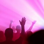 Auch Menschen mit Demenz genießen einen Konzertbesuch mit allen Sinnen. Bildquelle: © James Coleman / Unsplash.com
