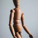 Eine schlechte Haltung ist nicht selten verantwortlich für Probleme im Nacken- und Schulterbereich. Bildquelle: © Kira auf der Heide / Unsplash.com