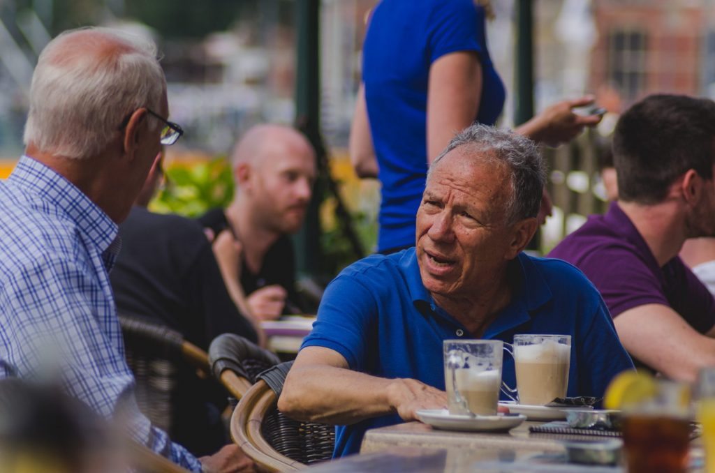 Der Latte Macchiato in einem Café ist auch heute schon nicht mehr für jeden Rentner selbstverständlich. Bildquelle: © Shane Rounce / Unsplash.com