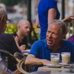 Ein ruhiger Ort und die volle Aufmerksamkeit sind bei einem ersten Treffen von großer Bedeutung. Bildquelle: © Shane Rounce / Unsplash.com