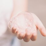 Vor allem unsere Hände danken es uns, wenn wir sie mit schonender Naturseife verwöhnen. Bildquelle: © Matthew Tkocz / Unsplash.com