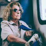 Selbstbestimmung endet nicht, nur weil man an Demenz erkrankt ist. Das Umfeld benötigt jedoch einen sicheren Umgang damit. Bildquelle: © Aris Sfakianakis / Unsplash.com