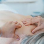 Rückenschmerzen lassen sich mit Wärme und Physiotherapie meistens wieder sehr gut in den griff bekommen. Bildquelle: © Toa Heftiba / Unsplash.com