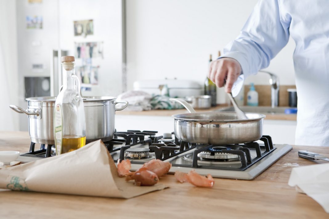 Kochen unter Männern. Warum ein Männerkochkurs nicht nur kulinarisch ein Highlight sein kann. Bildquelle: ©Bine Bellmann