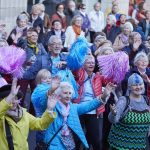 Bunt, bunt und nochmals bunt war es beim diesjährigen Seniorenflashmob auf dem Heinrich-Heine-Platz in Düsseldorf. Bildquelle: © Bine Bellmann