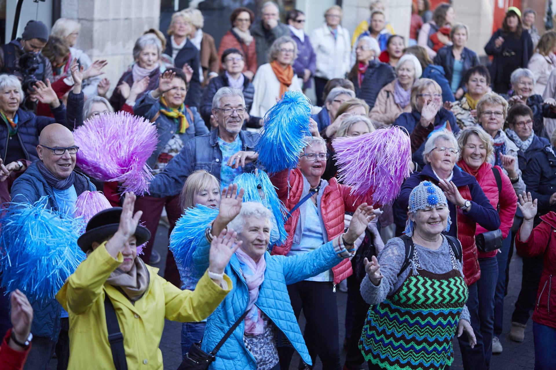 Bunt, bunt und nochmals bunt war es beim diesjährigen Seniorenflashmob auf dem Heinrich-Heine-Platz in Düsseldorf. Bildquelle: © Bine Bellmann