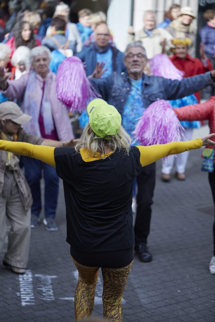 Julia Anderson brachte die Menge zum Kochen und heizte mit tollen Zumba Gold Rhythmen ordentlich ein. Bildquelle: © Bine Bellmann