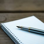 Die Betreuungsvollmacht kann handschriftlich verfasst werden und sollte aber beim Zentralregister hinterlegt werden. Bildquelle: © Aaron Burden / Unsplash.com
