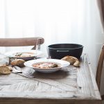 Essen bedeutet Gesellschaft, daher tun sich viele Menschen schwer allein gut für sich zu sorgen. Bildquelle: © Brooke Lark / Unsplash.com