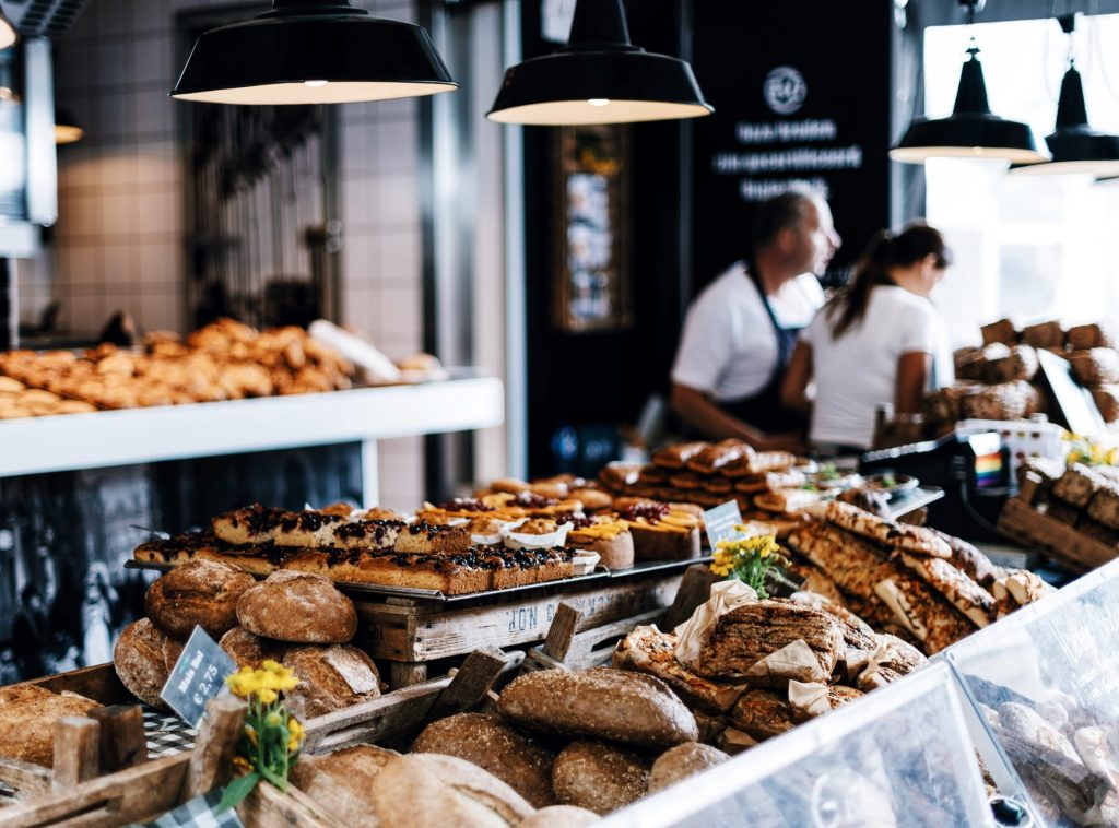 Auch viele Bäckereien und Metzgereien bieten inzwischen ein gute Auswahl an warmen Gerichten an. Bildquelle: © Roman Kraft / Unsplash.com