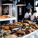 Auch viele Bäckereien und Metzgereien bieten inzwischen ein gute Auswahl an warmen Gerichten an. Bildquelle: © Roman Kraft / Unsplash.com