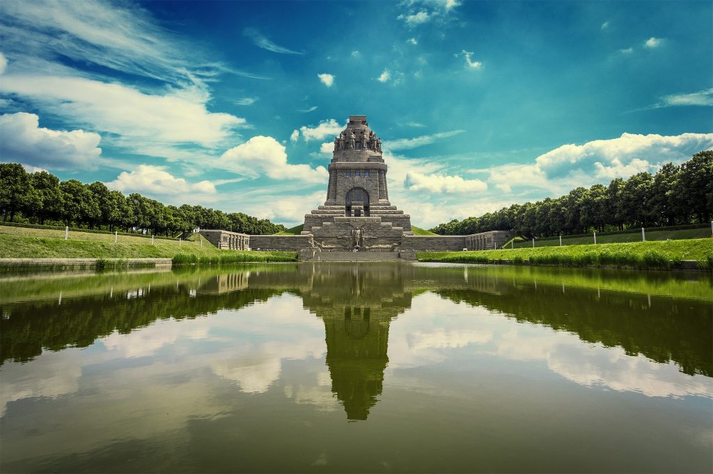 Das Völkerschlachtdenkmal mit dem See der Tränen ist, wenn man in leipzig ist, aif jeden Fall einen Besuch wert. Bildquelle: Pixabay.de