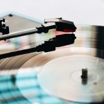 Musik kann, wenn sie richtig eingesetzt wird, einen Zugang schaffen. Ist aber nicht automatisch der Schlüssel bei an Demenz erkrankten Menschen. Bildquelle: © Skylar Sahakian / Unsplash.com
