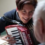 Simone Plechinger ist Musiktherapeutin mit Leib und Seele und brennt für eine veränderte Sicht im Umgang mit Menschen mit Demenz. Bildquelle: © Jörg Plechinger