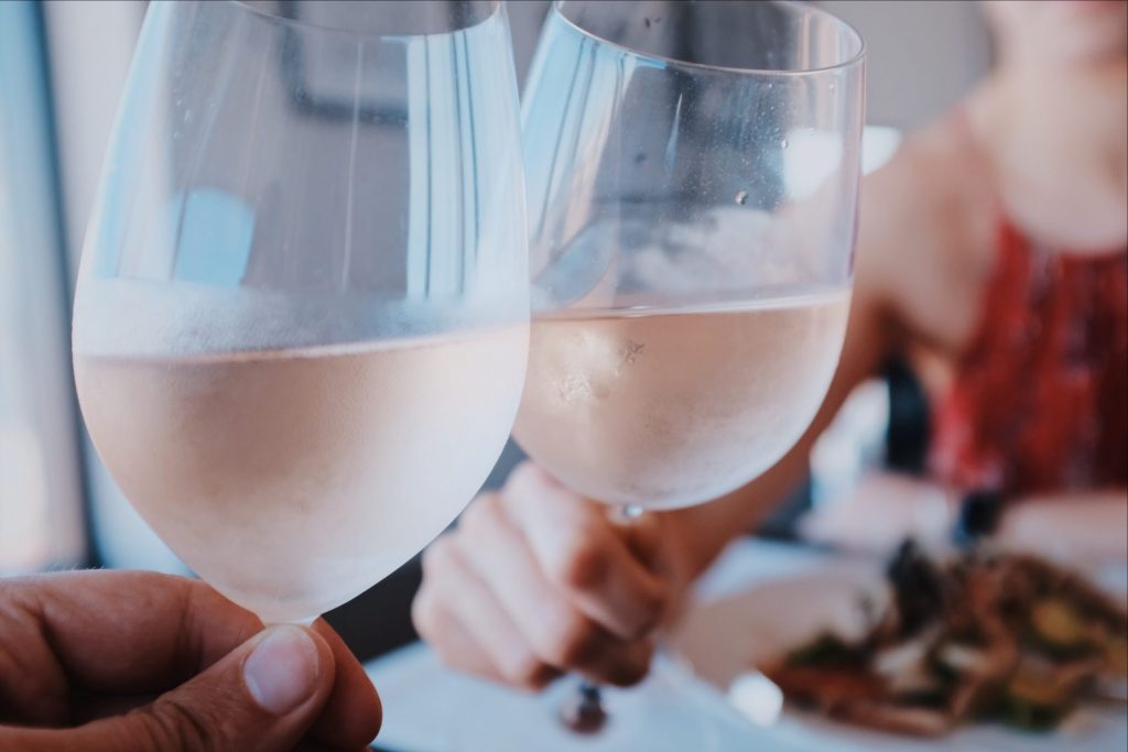 Zu einem Wellnessurlaub gehört auch der abendliche Genuss eines guten Glas Wein. Bildquelle: Vincenzo Landino / Unsplash.com