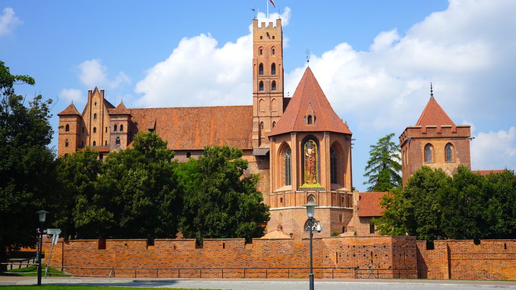 Den größten Backsteinbau Europas können Sie sich in Malbork anschauen. Dort steht die nahezu original erhaltene Marienburg und vermittelt einen tollen Eindruck der damaligen Bauweise der Ordensburgen. Bildquelle: © Beate Ziehres