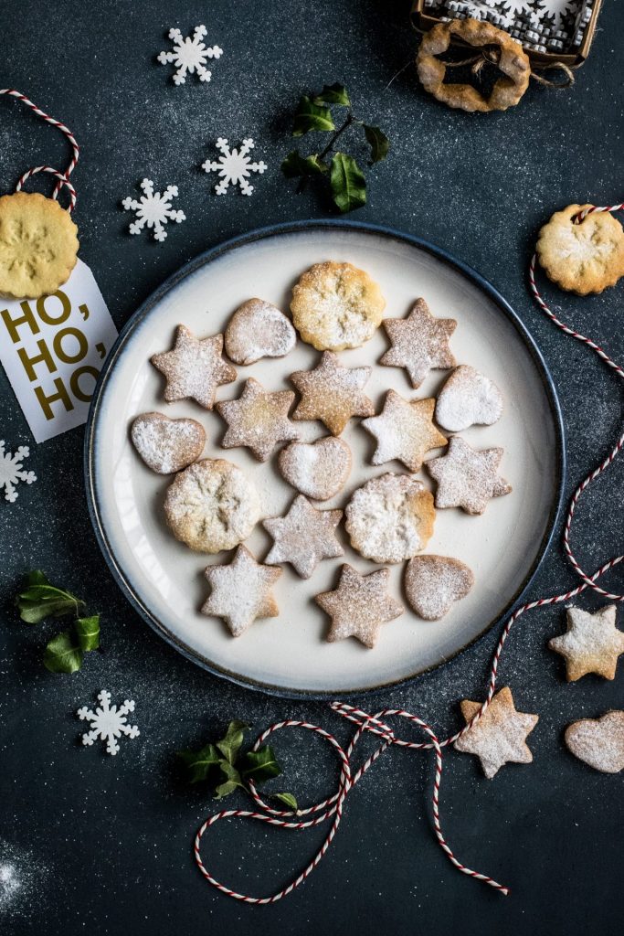 Die selbstgebackenen Weihnachtsplätzchen gehören genauso in die Adventszeit wie der Adventskalender. Bildquelle: © Monika Grabkowska / Unsplash.com