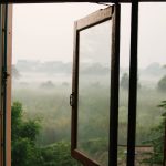 Fenster auf und frische Luft rein. Ganz wichtig in der kalten Jahreszeit, wenn die Heizung läuft. Bildquelle: © Hannah Tims Unsplash.com