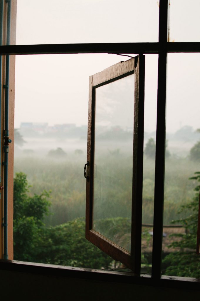 Fenster auf und frische Luft rein. Ganz wichtig in der kalten Jahreszeit, wenn die Heizung läuft. Bildquelle: © Hannah Tims Unsplash.com