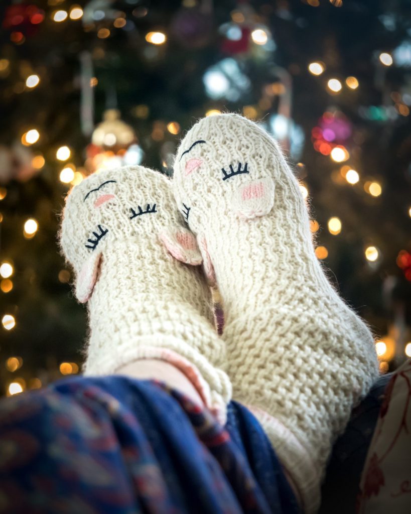 Warme Füße und damit ein angenehmes Wohlbefinden bekommt man besonders gut mit einem guten Paar Wollsocken. Bildquelle: © Rosie Kerr / Unsplash.com