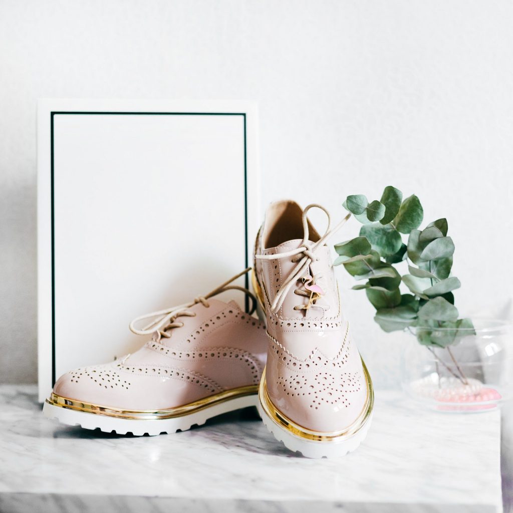 In erster Linie bequem und idealerweise dann auch noch optisch ansprechend - das wünscht sich jeder von uns bei einem neuen Paar Schuhe. Bildquelle: © Alexandra Gorn / Unsplash.com