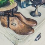 Füße verändern sich im Laufe eines Lebens, daher ist beim Schuhkauf das ein oder andere zu beachten. Bildquelle: © Jez Timms / Unsplash.com