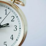 Zeit ist inzwischen ein sehr kostbares Gut, das wir gern auch einfach mal verschenken dürfen. Bildquelle: © Sonja Langford / Unsplash.com