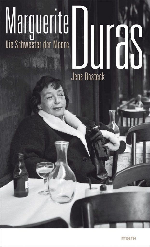 Marguerite Duras machte sich vor allem durch amouröse Eskapaden einen Namen. Jens Rosteck greift darüber hinaus in seiner neuen Biographie ihre bislang eher unbekannte Liebe zum Meer auf. Bildquelle: mare Verlag