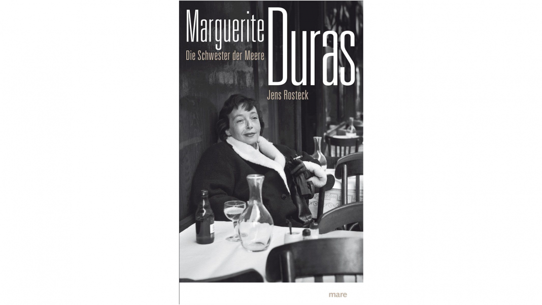 marguerite-duras-jens-rosteck Marguerite Duras machte sich ihrer Zeit vor allem durch amouröse Eskapaden einen Namen, Jens Rosteck schreibt in seinem neuen Buch für ihre bislang eher unbekannte Liebe zum Meer. Bildquelle: mare Verlag