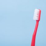 Nicht immer, aber immer mal verzeihen uns unsere Zähne auf den minimalen Pflegeaufwand am Abend. Bildquelle: © Alex / Unsplash.com