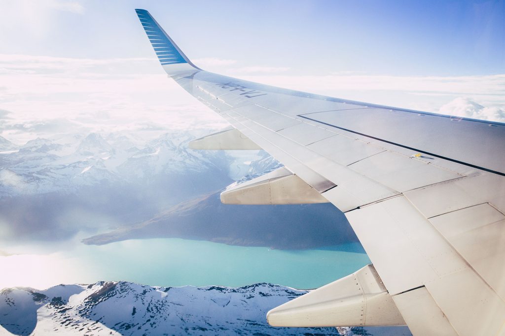 Fliegen oder doch lieber mit der Bahn oder dem Bus verreisen? Allein reisende Frauen sollten sich für die Form des Reisens entscheiden bei der Sie sich am wohlsten fühlen. Bildquelle: © Margo Brodowicz / Unsplash.com