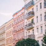 Vor allem in größeren Städten findet man eine Vielzahl an Genossenschaftswohnungen. Bildquelle: © Jonas Denil / Unsplash.com