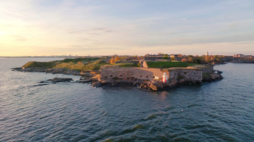 Die Festungsanlage Suomenlinna liegt unweit von Helsinki entfernt und ist einen Besuch wert. Bildquelle: Pixabay.de