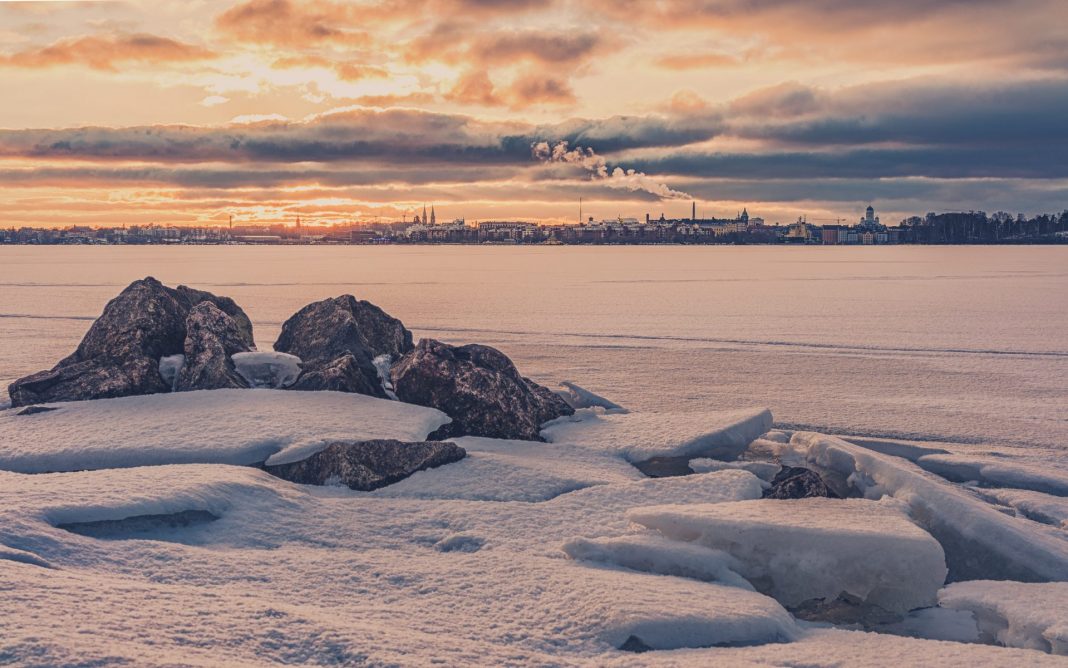 Umgeben vom Schnee ist Helsinki ein tolles Ziel für eine Städtetour im Winter. Bildquelle: © Carlos Grury Santos / Unsplash.com