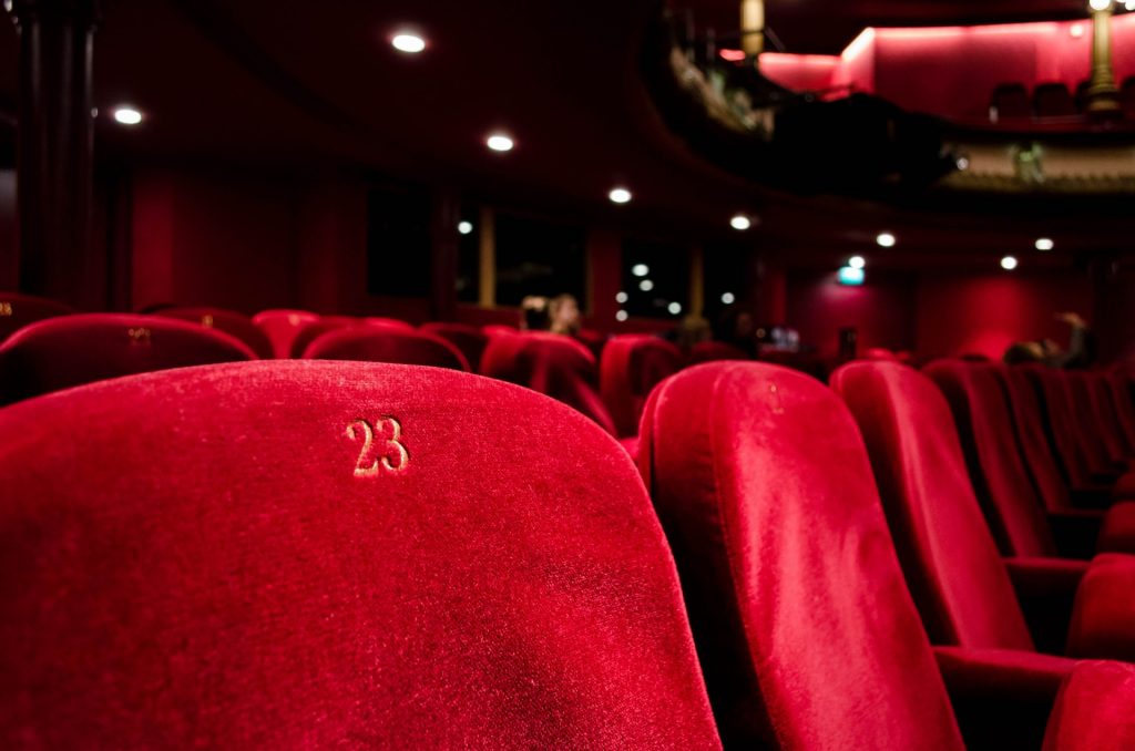 Oft gibt es auch im Theater, der Oper oder im Kino die Möglichkeit kleine Nebenjobs zu übernehmen. Bildquelle: © Kilyan Sockalingum / Unsplash.com