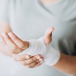 Eine langwierige Krankheit kann Sie unter Umständen richtig Geld kosten. Bildquelle: © Rawpixel / Unsplash.com