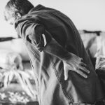 Vor allem Probleme mit dem Rücken sorgen häufig für einen längeren Arbeitsausfall. Bildquelle: © Rawpixel / Unsplash.com