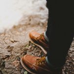Ein wertiger Herrenschuh, gerne auch halbhoch, rundet ein gepflegtes und sportliches Äußeres ab. Bildquelle: © Jeremy Yap / Unsplash.com