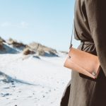 Der Klassiker ist noch immer der Wollmantel. Er ist vielseitig einsetzbar und auch für einen feineren Anlass gut geeignet. Bildquelle: © Lemur / Unsplash.com