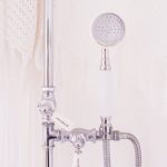 Sollten Sie morgens heiß duschen, hängen Sie doch einfach mal zerknitterte Blusen oder HemdIn der Dusche können Sie zum einen krause Klamotten glatt bekommen. Dennoch mpssen wir nicht jeden Tag duschen, sondern kommen auch durchaus auch mal mit einer Katzenwäsche zurecht. Bildquelle: © Abigail Lynn / Unsplash.com