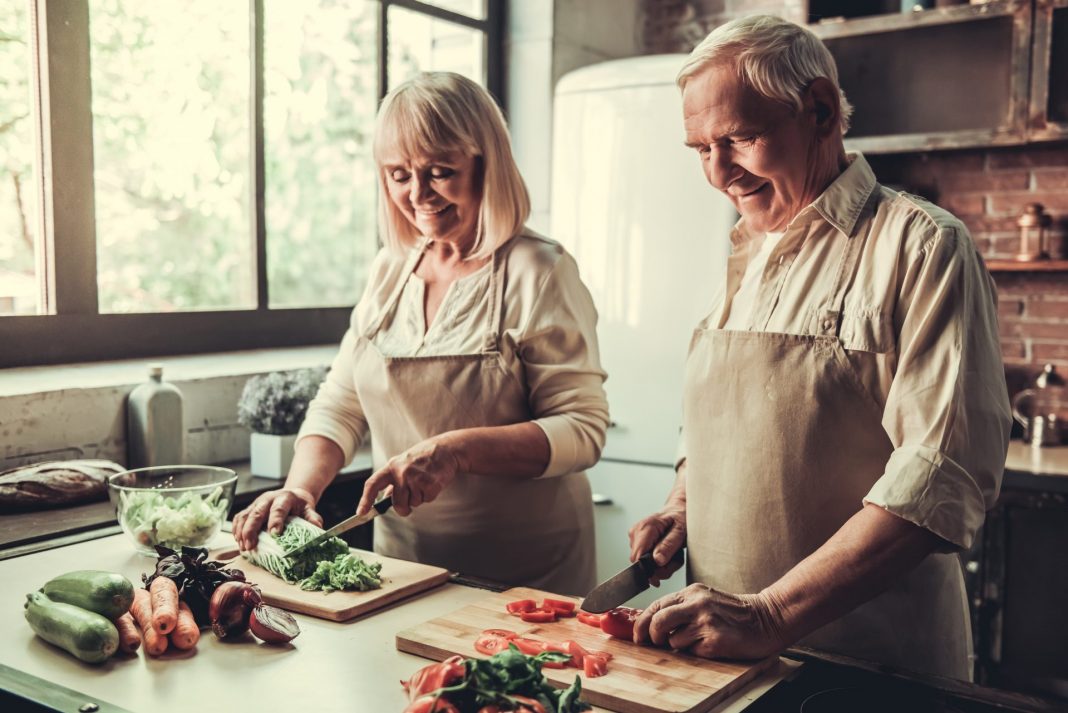 Die gesunde und vor allem auf jeden individuell abgestimmte Ernährung kann einen großen Einfluss auf unser gesamtes Wohlbefinden haben. Bildquelle: © Shutterstock.com