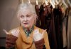 WESTWOOD: PUNK. IKONE. AKTIVISTIN – von der Grundschullehrerin zur Stilikone Vivienne Westwood ist eine Kulturikone Großbritanniens und weltweites Modephänomen, die vor allem auch für das Thema Nachhaltigkeit steht. Bildquelle: ©DOGWOOF