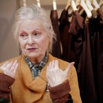 Vivienne Westwood ist eine Kulturikone Großbritanniens und weltweites Modephänomen, die vor allem auch für das Thema Nachhaltigkeit steht. Bildquelle: ©DOGWOOF