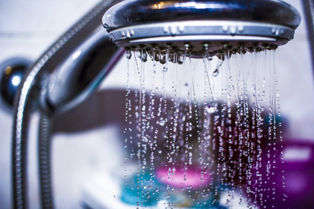 Die bodentiefe Dusche ist inzwischen in jedem neu gebauten oder renovierten Bad ein Standard. Bildquelle: Pixabay.de