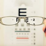 Ein Sehtest beim Augenarzt bringt Klarheit welche Gläserstärke notwendig ist. Bildquelle: © David Travis / Unsplash.com