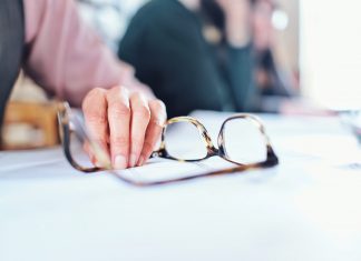 Durch eine Gleitsichtbrille die Altersweitsicht in den Griff bekommen Die Ernährung hat natürlich auch einen unmittelbaren Einfluss auf unsere Sehkraft. Bildquelle: © Edan Cohen / Unsplash.com