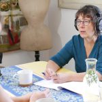 Judith Grümmer bereitet die Geschichten sterbender Menschen für die Hinterbliebenen auf und schafft es somit die Stimme des Sterbenden für immer zu sichern. Bildquelle: © Susanne Müller-Geiger