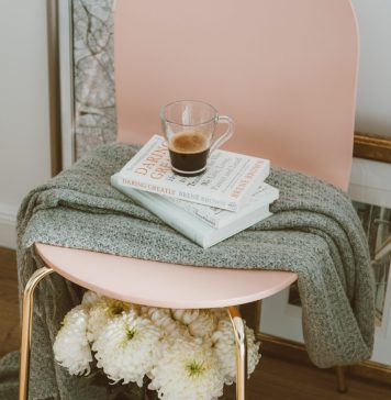 Winterzeit ist Lesezeit: Die Top 10 Buchtalks der Redaktion Keine Feiertage mehr in Sicht und noch viele dunkle Tage vor uns. Da sind unsere Buchtipps genau die richtige Lösung. Bildquelle: © Alisa Anton / Unsplash.com