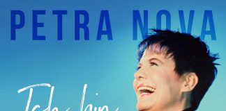 Petra Nova: Mit Bravour älter werden Petra Nova bezeichnet sich selbst als kreativen blauen Kopf. Bildquelle: © Petra Nova