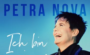 Petra Nova: Mit Bravour älter werden Petra Nova bezeichnet sich selbst als kreativen blauen Kopf. Bildquelle: © Petra Nova